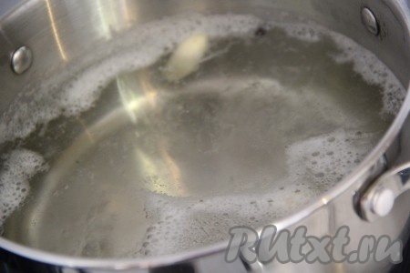 Затем аккуратно слить воду из банок в кастрюлю. Поставить воду на огонь и довести до кипения. Как только вода закипит, снова залить ею огурцы и оставить на 10 минут.
