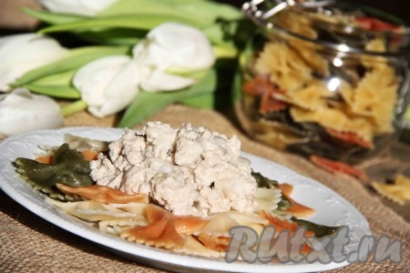  Подать нежный, вкусный фарш в сырном соусе с любым гарниром. Я решила подать фарш с цветными фарфалле.