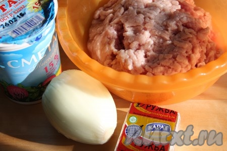Подготовить продукты. Лук почистить.