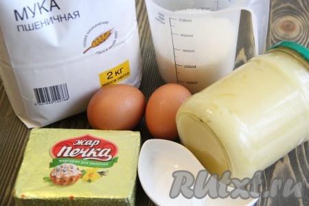 Подготовить продукты для приготовления медового коржа.
