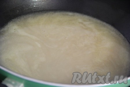 Затем добавить соль и влить воду, перемешать, довести до кипения.