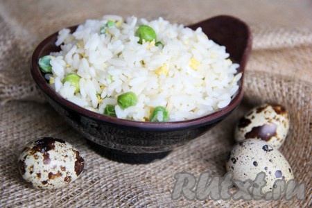 Наш гарнир из риса с горошком и яйцом готов. Вот так достаточно просто можно сварить на гарнир на сковороде рассыпчатый рис. А уж подавать рис без добавок или дополнять кукурузой, горошком, яйцами - решайте сами.