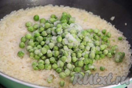 При желании этот простой гарнир можно разнообразить. Например, дополнить консервированной кукурузой или горошком, тогда их нужно будет без жидкости добавить к готовому рису, перемешать и прогреть гарнир в течение 3-4 минут на небольшом огне. Я решила дополнить рис горошком и яйцами. Для этого к готовому рису нужно добавить замороженный зелёный горошек, не перемешивать. Накрыть сковороду крышкой и томить на медленном огне 5 минут.