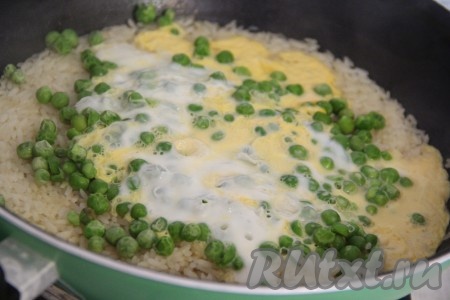 Накрыть сковороду крышкой и томить минут 5, пока яйца не побелеют.