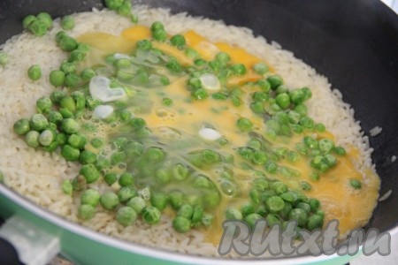  Вылить яичную массу поверх горошка и не перемешивать.