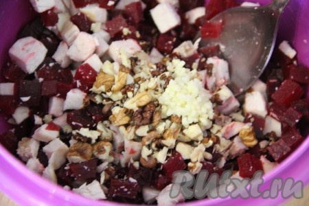 Салат из курицы, свеклы и грецких орехов перемешать.