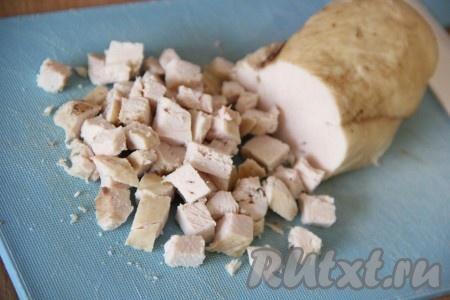  Куриное филе нарезать на небольшие кубики.