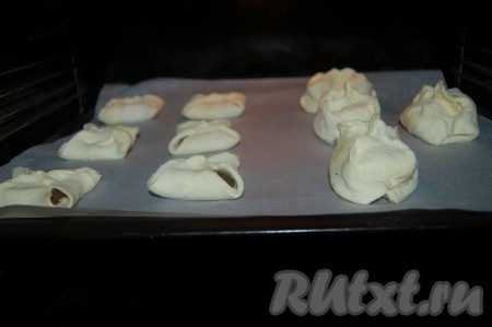 Для того чтобы сформировать слойку, нужно взять 2 противоположных угла квадрата, защипнуть их над начинкой, затем взять оставшиеся 2 угла и тоже защипнуть их над начинкой. Сформированную слойку выложить на противень, застеленный пергаментной бумагой. Аналогично сформировать все слоечки, переложить на застеленный противень и отправить в разогретую духовку. Я изделия из слоёного теста никогда не смазываю перед выпечкой яйцом, иначе они плохо поднимутся, плохо будут слоиться и получатся тяжёлыми и не воздушными. Выпекать слойки с нутеллой и бананом минут 20-30 при температуре 180 градусов.