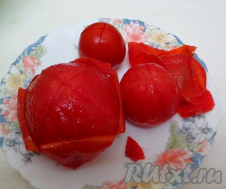 Снимаем с помидоров кожицу, а мякоть нарезаем мелкими кубиками.
