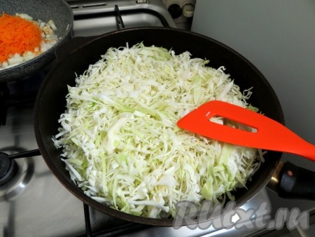 Разогреваем сковороду с четырьмя столовыми ложками растительного масла. Отправляем на неё капусту. Жарим на среднем  огне, время от времени помешивая.  Достаточно жарить минут 10.
