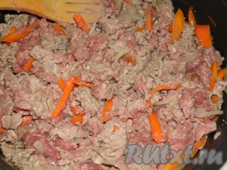 Фарш добавить к обжаренным моркови и луку, посолить, поперчить и жарить до готовности минут 20, иногда помешивая.
