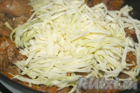 Капусту тонко нашинковать и добавить к печени, тушить под крышкой на маленьком огне (я воду не добавляла) минут 20, периодически перемешивая.
