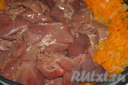 Куриную печень промыть, очистить от плёнок и прожилок, нарезать и&nbsp; вместе с солью, специями добавить к обжаренным моркови и луку, перемешать. Жарить до полуготовности печени, примерно 5-7 минут, иногда помешивая.&nbsp;
