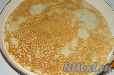 Жарить блины на раскаленной сковороде с двух сторон до румяного цвета. Для первого блина необходимо смазать сковороду растительным маслом, а для последующих - по желанию.
