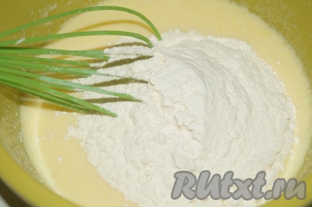 В полученное тесто всыпать просеянную муку и хорошо перемешать венчиком, чтобы не было комочков.
