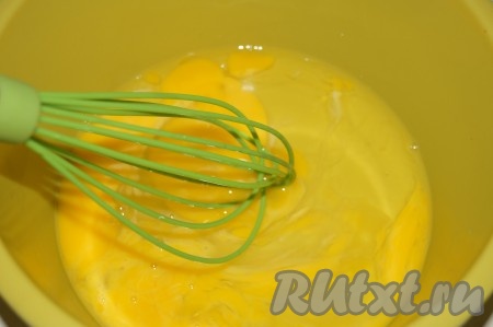 Взбить яйца в пышную пену.
