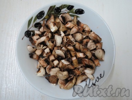 Шампиньоны промываем, обсушиваем, нарезаем на мелкие кусочки.