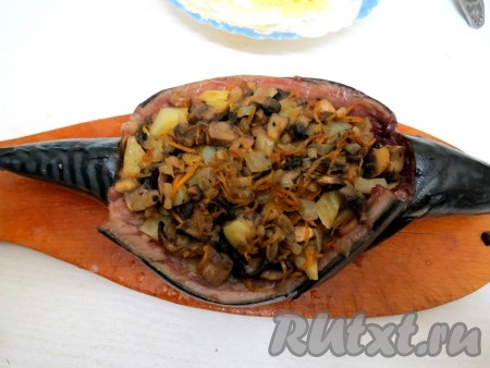 Скумбрию солим, перчим внутри и снаружи, заполняем рыбу начинкой.