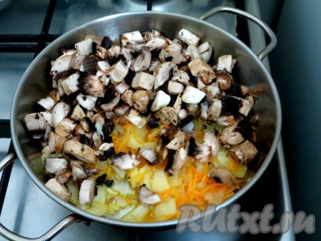 Добавляем шампиньоны, сметану, перемешиваем и обжариваем 4-5 минут, солим, перчим, приправляем специями (я всыпала майоран), перемешиваем, прогреваем 1 минуты, убираем с огня и отставляем охлаждаться. Овощи и грибы должны стать мягкими, но не пережаренными.