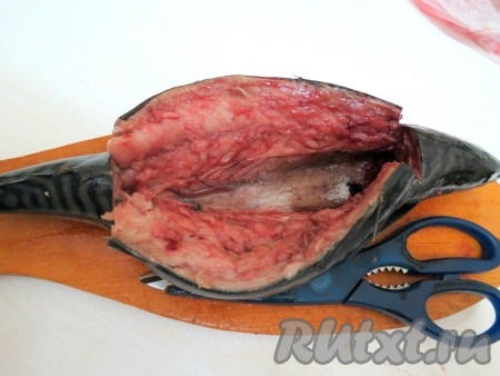 Посмотрите внимательно, брюшко рыбки покрыто серой тоненькой плёночкой. Если её не убрать, рыба будет горчить. Удаляем эту чёрную плёночку. Промываем рыбку водой и обсушиваем.