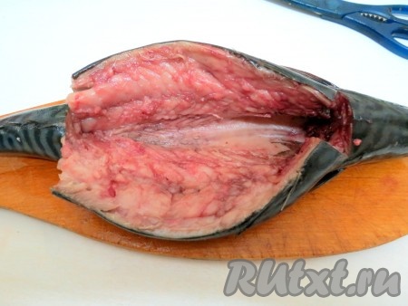 Так выглядит очищенная скумбрия, готовая к фаршированию. 