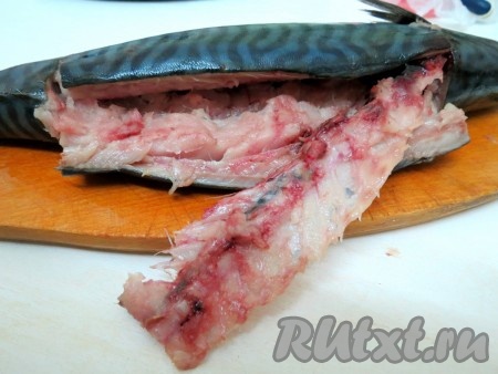 Руками из разреза удаляем позвоночник. Затем пинцетом удаляем рёберные косточки. Убираем внутренности.