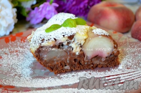 Вынуть форму с пирогом из духовки. Полностью остудить выпечку, аккуратно достать из формы. Посыпать сахарной пудрой и нарезать на кусочки. Вкусный, влажный ароматный пирог, приготовленный на сметане со свежими персиками, обязательно вам понравится!