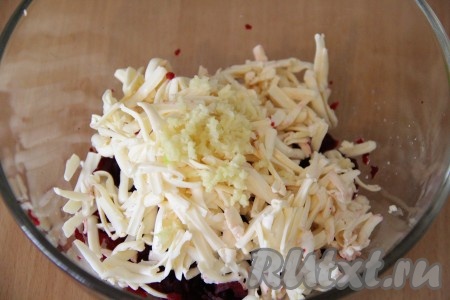 Сюда же выложить чеснок, пропущенный через пресс, посолить по вкусу.