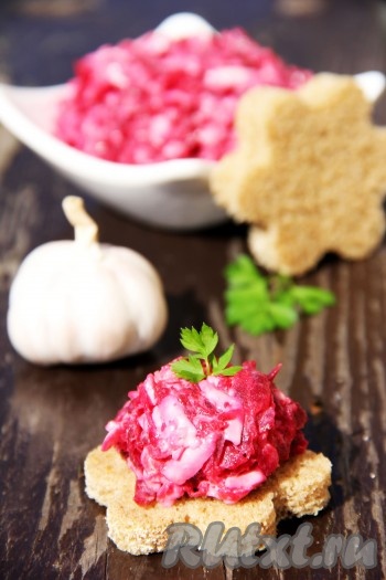 Салат из свеклы с плавленным сыром и чесноком