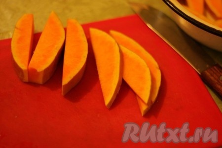 Тыкву нарезать тонкими кусочками. 