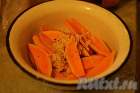 К тыкве добавить чеснок, масло, соль и перец. 