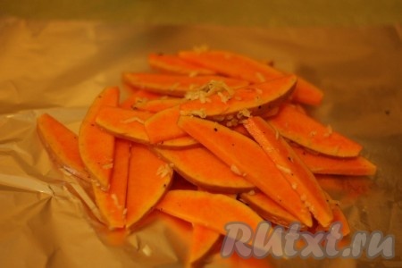 Выкладываем кусочки тыквы на фольгу, заворачиваем. 