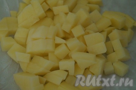 Картофель очистить, нарезать на небольшие кубики и переложить вариться к курице с фасолью.&nbsp;
