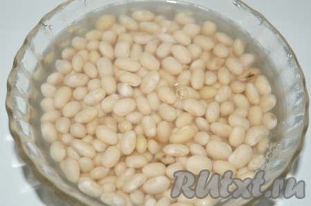 Фасоль промыть и замочить в воде&nbsp;на 3 часа, чтобы фасоль набухла и быстрее сварилась.&nbsp;
