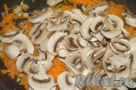 Грибы вымыть, нарезать на тонкие пластинки и добавить к зажарке из моркови и лука. Обжарить минут 10, помешивая, и переложить в суп с фасолью. Добавить соль и специи.

