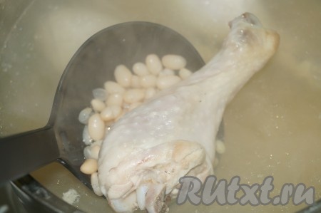 Куриную голень вымыть и отправить вариться в слегка подсоленную воду вместе с промытой фасолью.&nbsp;Варить до готовности минут 40 и более. Затем куриную голень вынуть и мясо, отделенное от кости, переложить обратно в бульон.&nbsp;

