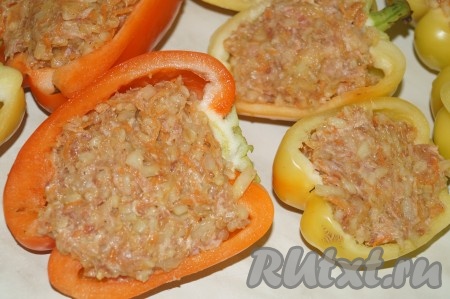 Равномерно нафаршировать половинки перцев начинкой из булгура и фарша.
