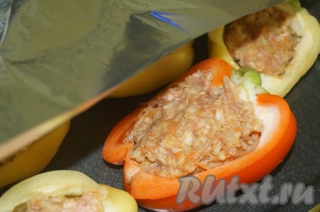 Перцы, фаршированные фаршем и булгуром, выложить на противень (или в форму для запекания), накрыть фольгой и отправить запекаться в духовку, разогретую до 180 градусов, минут на 40-45.