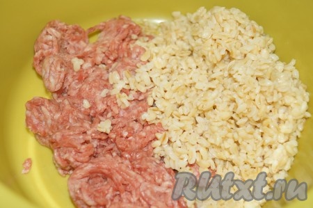 В кипящую воду (воды должно быть в 2 раза больше, чем булгура) выложить булгур, перемешать, подсолить и варить с момента закипания 20 минут (до мягкости булгура). Сваренный булгур остудить. Фарш можно приготовить в домашних условиях, пропустив через мясорубку кусочки мяса, а можно взять покупной. В миску выложить фарш, добавить остывший булгур, перемешать.