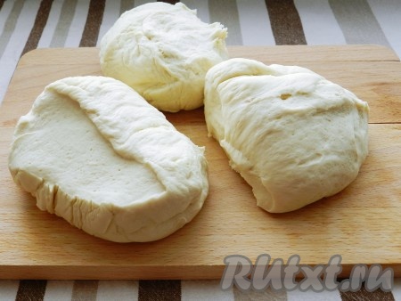 Разделите тесто на три равные части.