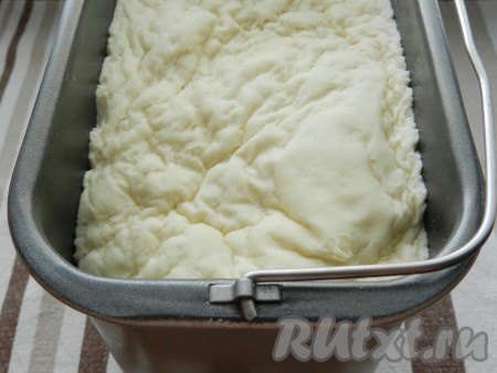 Влейте в контейнер хлебопечки тёплую воду и растительное масло. Температура воды должна быть не выше 40 градусов, так как дрожжи не любят высокую температуру. Выставите режим хлебопечки "Дрожжевое тесто". В моей хлебопечке этот режим имеет длительность 1,5 часа. Во время первых 10 минут замеса теста следите как формируется колобок. Если он жидкий и пристаёт к стенкам контейнера, тогда всыпьте половину или целую столовую ложку муки. Если колобок слишком тугой (плотный), то влейте немного (примерно 1 столовую ложку) воды.