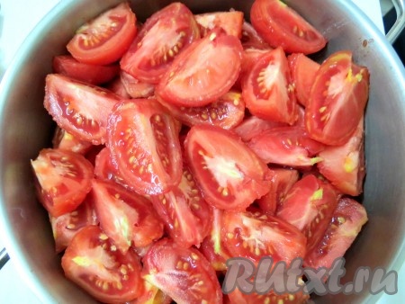 Помидоры разрезаем на 4 части, мелкие - пополам.