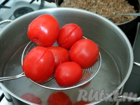 В большую кастрюлю наливаем воду и доводим до кипения. В кипящую воду отправляем на 30 секунд небольшими партиями помидоры (штук по 10). Сразу вынимаем их шумовкой.