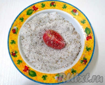 Каждую помидорину обмакиваем в смеси сахара, соли и специй.