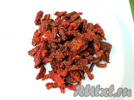 Ну а теперь самое главное. Выставляем температуру 100 градусов, а таймер - на 4 часа. Если в вашей домашней духовке нет термометра, делайте не самый меньший нагрев, а немного побольше. Но! Обязательно следите, чтобы не пересушить. Вяленые помидоры должны быть гибкими, но не пересохшими, у меня, к сожалению, по краям немного пересохли. Пришлось несколько штук выбросить. Ориентируйтесь по своей духовке и обязательно следите, чтобы не пересушить.
