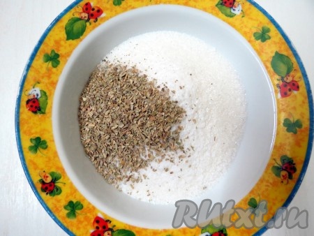 В тарелке смешиваем соль, сахар и специи. Помидор - овощ кислый, в высушенном виде кислота ощущается особенно сильно. Чтобы улучшить вкус помидоров, добавим сахар, к тому же он также является консервантом.
