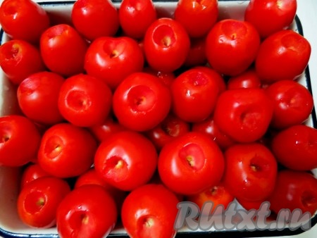 Ножом с острым концом вырезаем место от плодоножки.