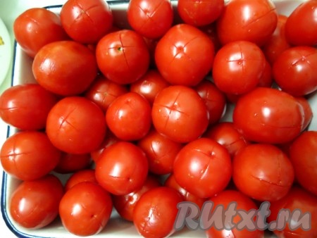 С обратной стороны делаем разрез крест на крест. Стараемся разрезать только кожицу.