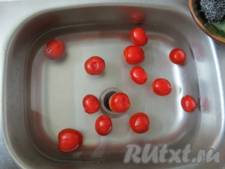 В большую ёмкость или мойку наливаем холодную воду и в неё отправляем помидоры.
