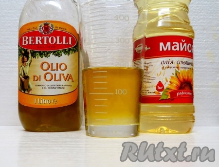 Для заливки использовали 150 миллилитров оливкового масла и 150 подсолнечного масла (вначале на эту порцию взяли по 100 миллилитров каждого масла, но этого оказалось мало). Смесью масел заливаем домашние вяленые помидоры, прикрываем бумажной салфеткой на 8 часов. Только после этого закрываем крышкой. Храним вяленые помидоры в холодильнике. Самое большое у нас хранились 1 год. Исчезают из холодильника гораздо раньше, так как любим их все. Очень нам нравятся.
